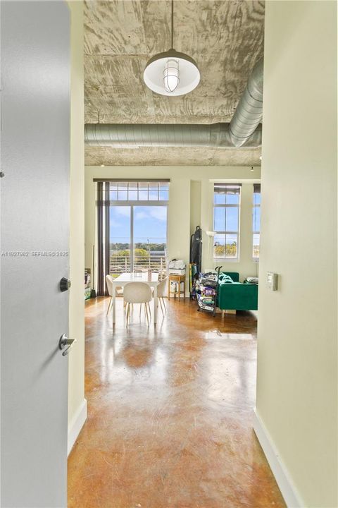 待售: $279,000 (1 贝兹, 1 浴室, 827 平方英尺)