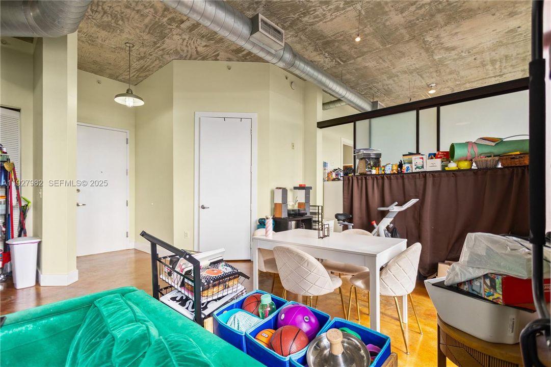 待售: $279,000 (1 贝兹, 1 浴室, 827 平方英尺)