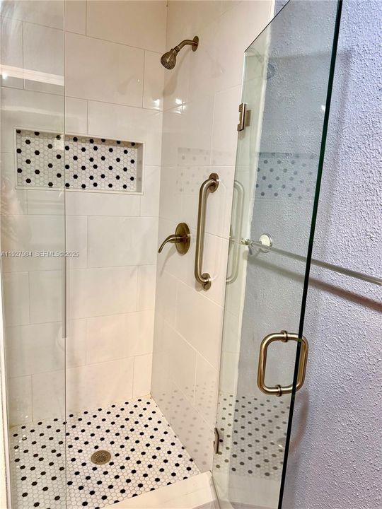 待售: $129,000 (2 贝兹, 2 浴室, 880 平方英尺)