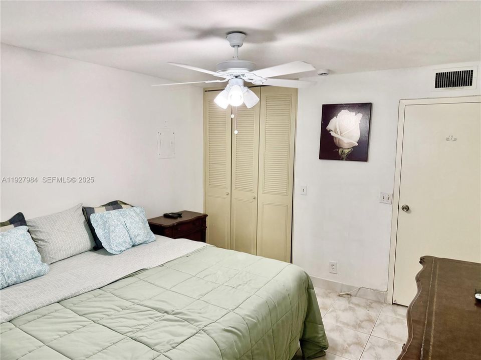 待售: $129,000 (2 贝兹, 2 浴室, 880 平方英尺)