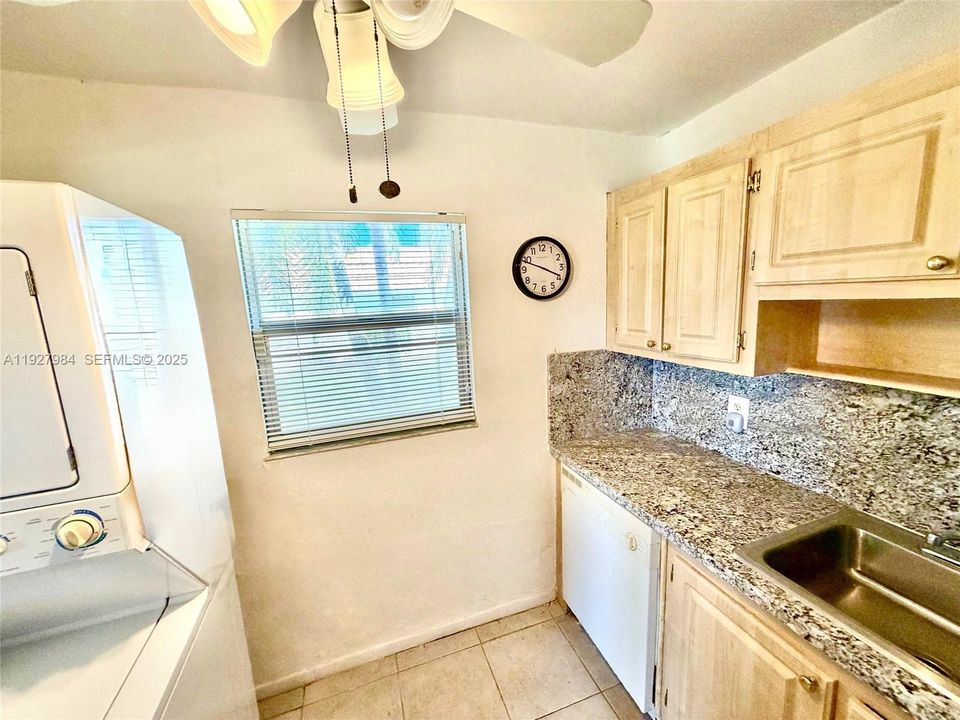 待售: $129,000 (2 贝兹, 2 浴室, 880 平方英尺)