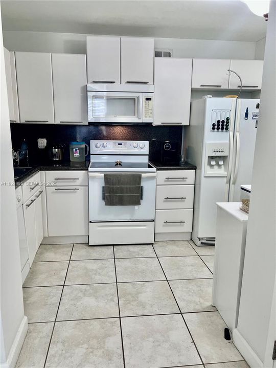 待售: $295,000 (2 贝兹, 2 浴室, 1100 平方英尺)