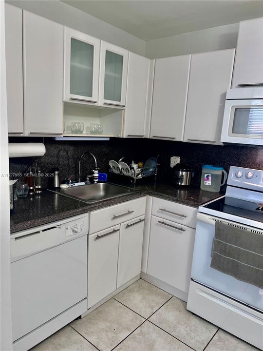 待售: $295,000 (2 贝兹, 2 浴室, 1100 平方英尺)