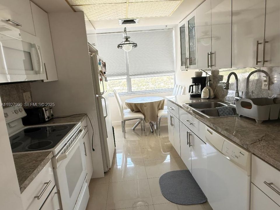 В аренду: $2,200 (2 спален, 2 ванн, 1605 Квадратных фут)