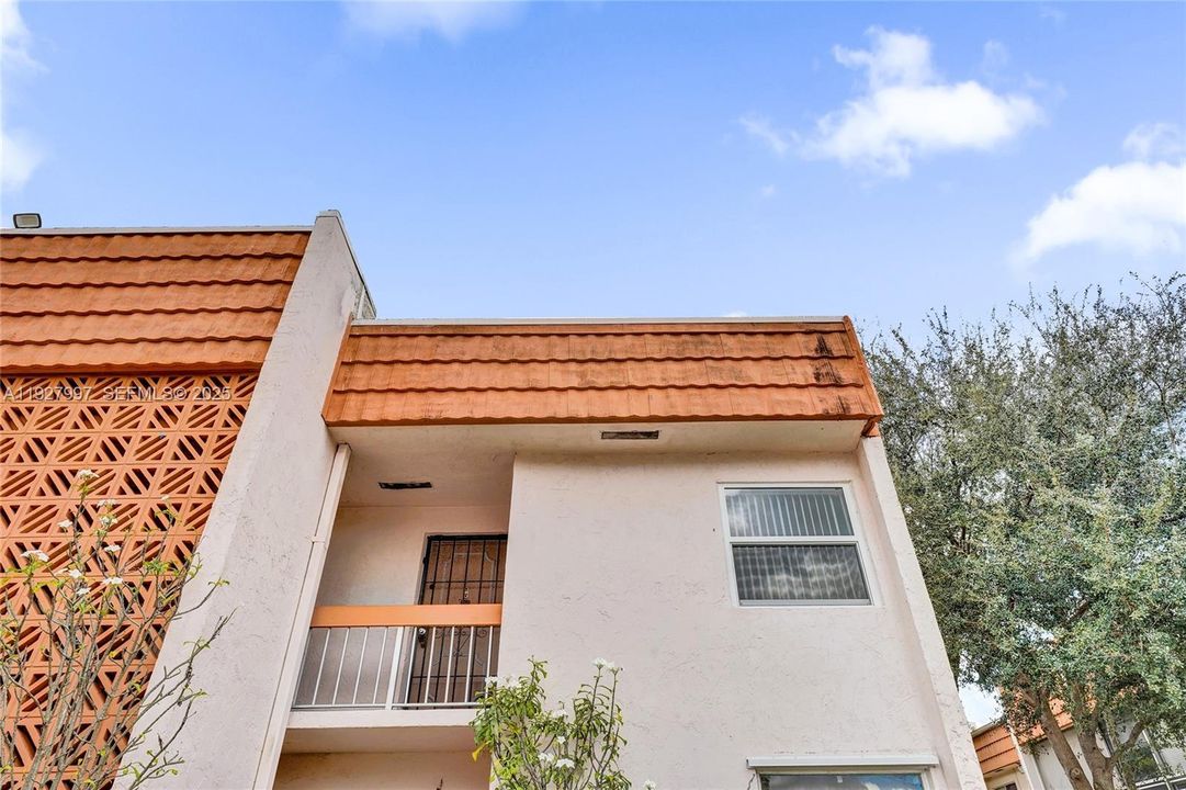 For Sale: $209,900 (2 beds, 2 baths, 1100 Square Feet)