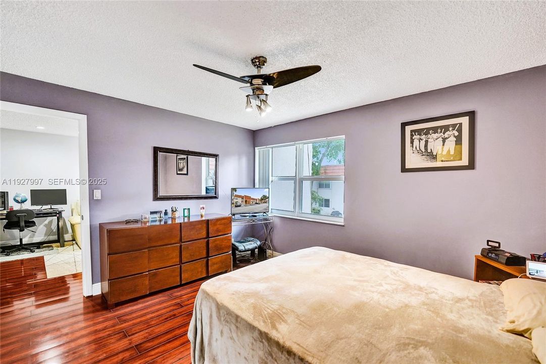 For Sale: $209,900 (2 beds, 2 baths, 1100 Square Feet)