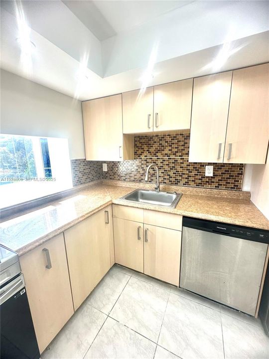 В аренду: $1,775 (1 спален, 1 ванн, 710 Квадратных фут)