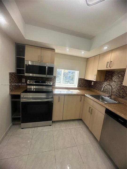 В аренду: $1,775 (1 спален, 1 ванн, 710 Квадратных фут)