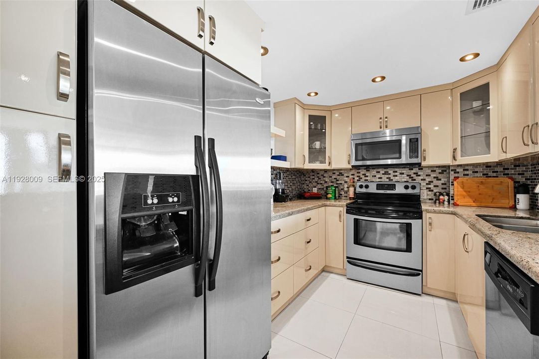 For Rent: $3,900 (2 beds, 2 baths, 1521 Square Feet)