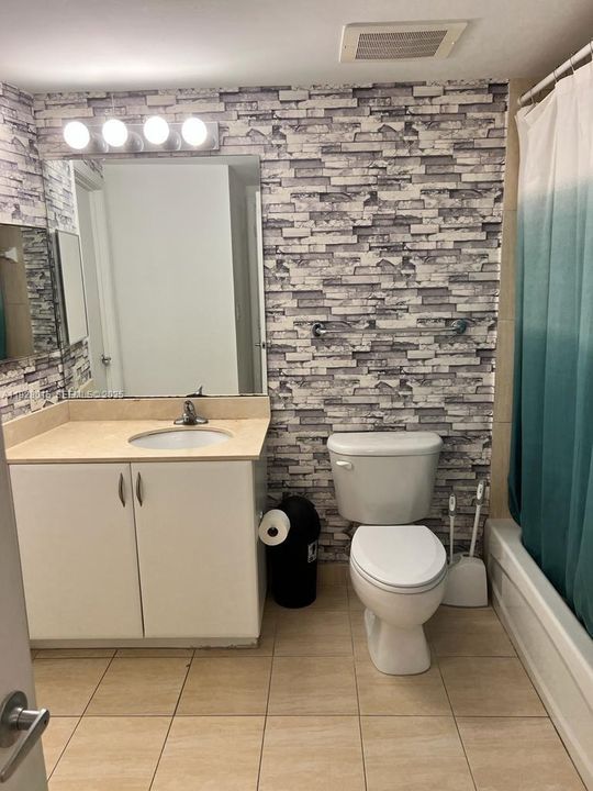 待售: $365,000 (1 贝兹, 1 浴室, 825 平方英尺)