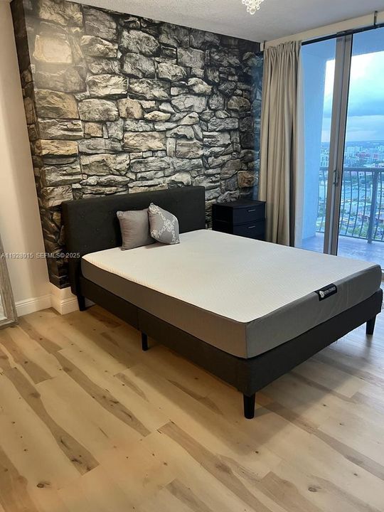 待售: $365,000 (1 贝兹, 1 浴室, 825 平方英尺)