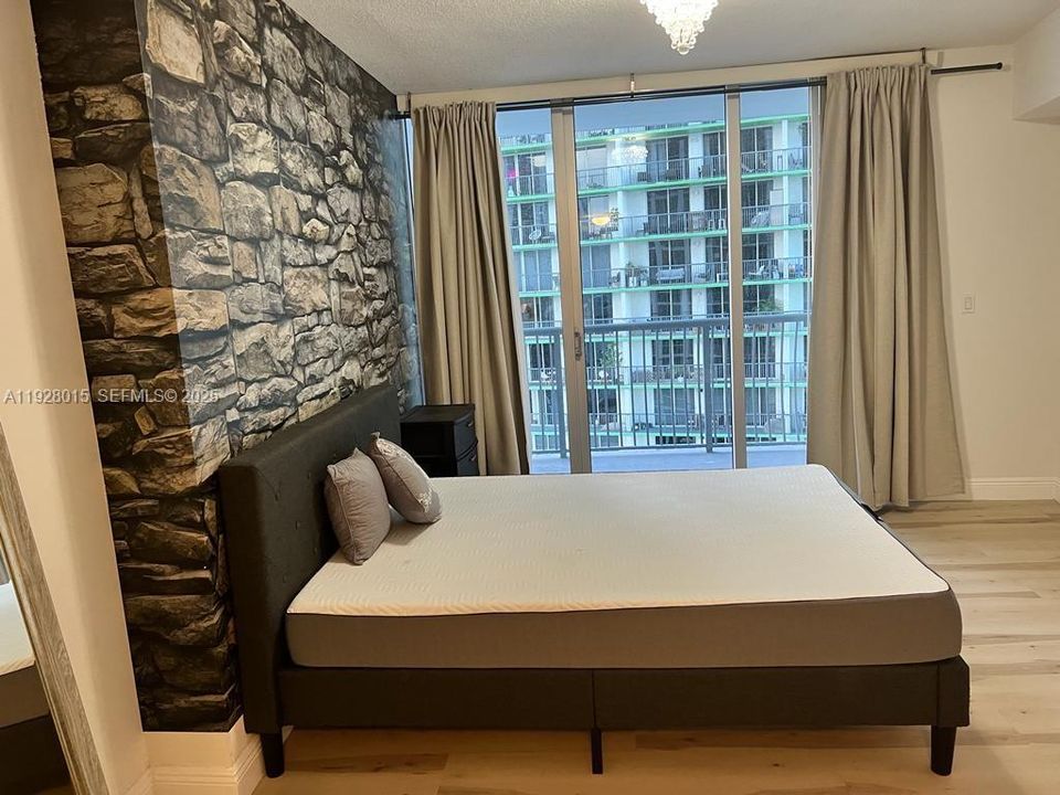 待售: $365,000 (1 贝兹, 1 浴室, 825 平方英尺)