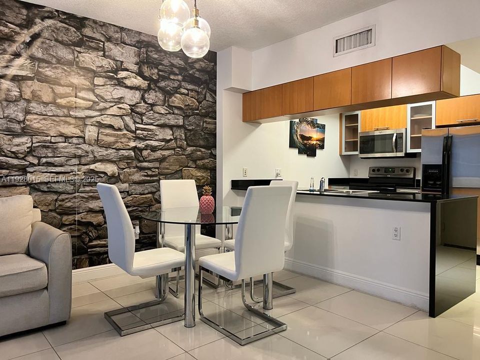 待售: $365,000 (1 贝兹, 1 浴室, 825 平方英尺)