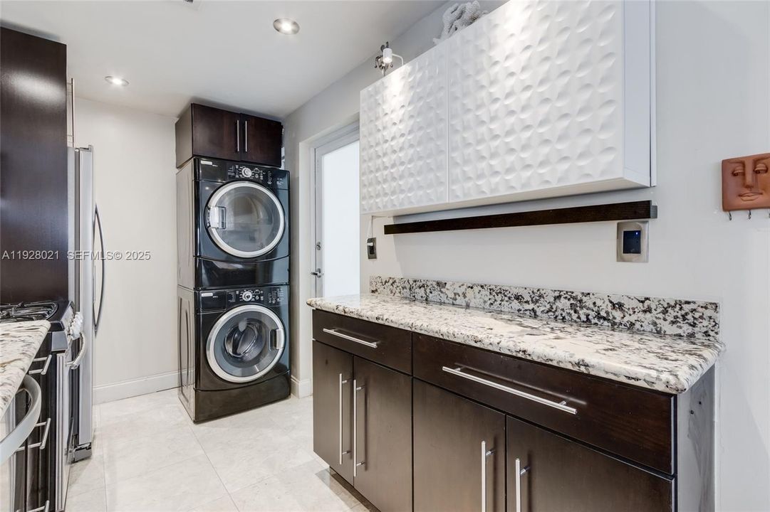 出租: $2,490 (1 贝兹, 1 浴室, 697 平方英尺)