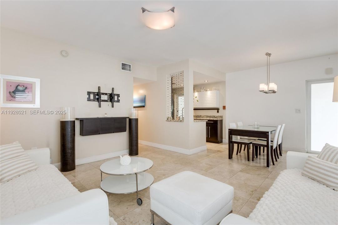 出租: $2,490 (1 贝兹, 1 浴室, 697 平方英尺)