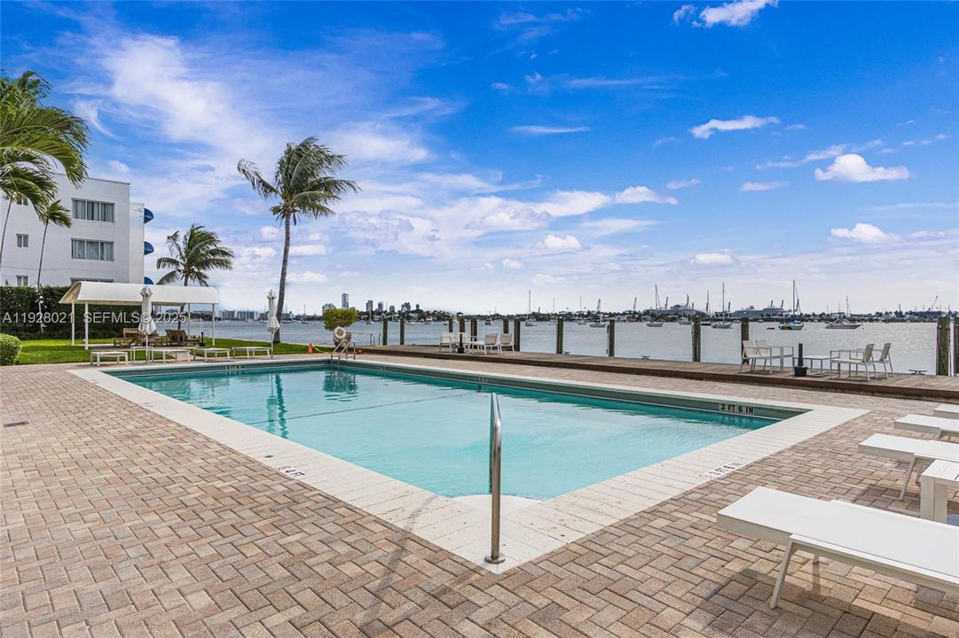 出租: $2,490 (1 贝兹, 1 浴室, 697 平方英尺)