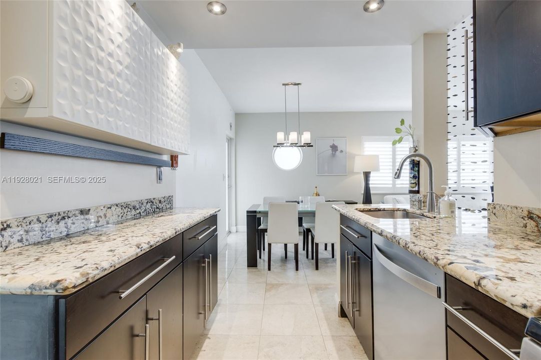 出租: $2,490 (1 贝兹, 1 浴室, 697 平方英尺)