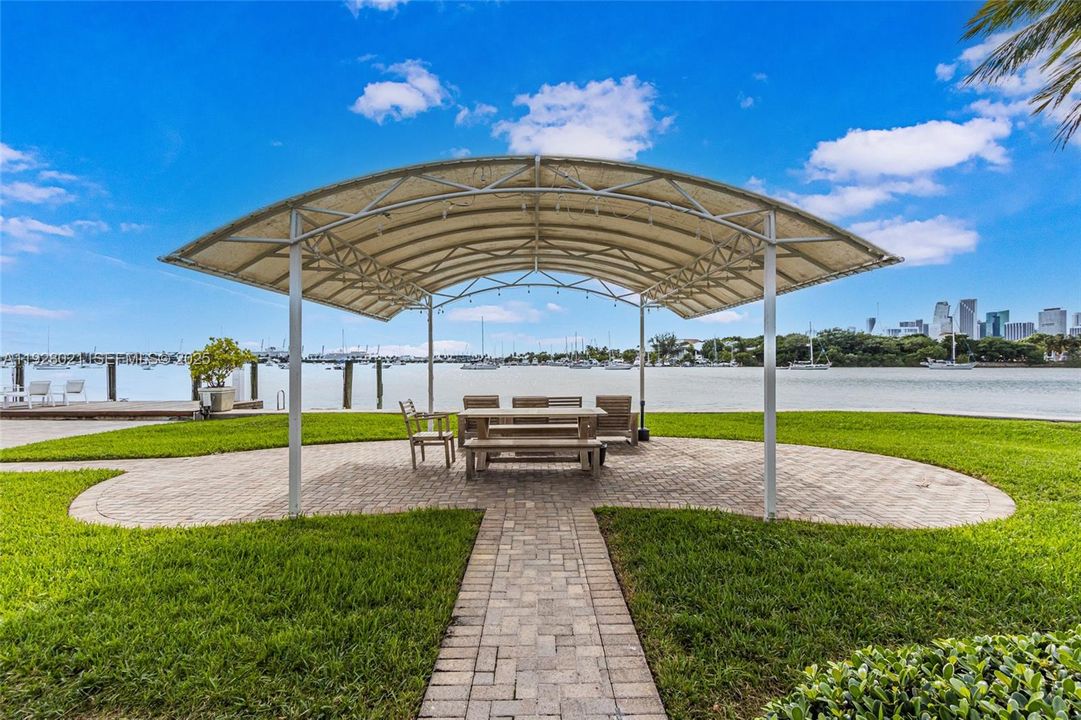 出租: $2,490 (1 贝兹, 1 浴室, 697 平方英尺)