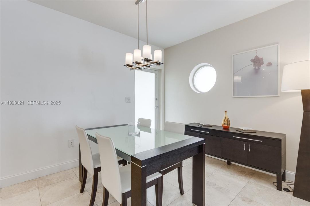 出租: $2,490 (1 贝兹, 1 浴室, 697 平方英尺)