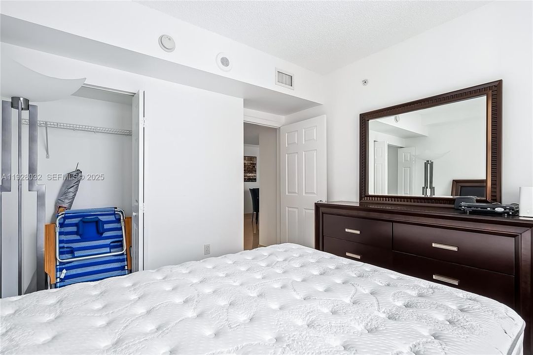 For Rent: $3,000 (2 beds, 1 baths, 907 Square Feet)