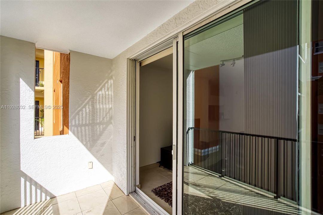 For Rent: $3,000 (2 beds, 1 baths, 907 Square Feet)