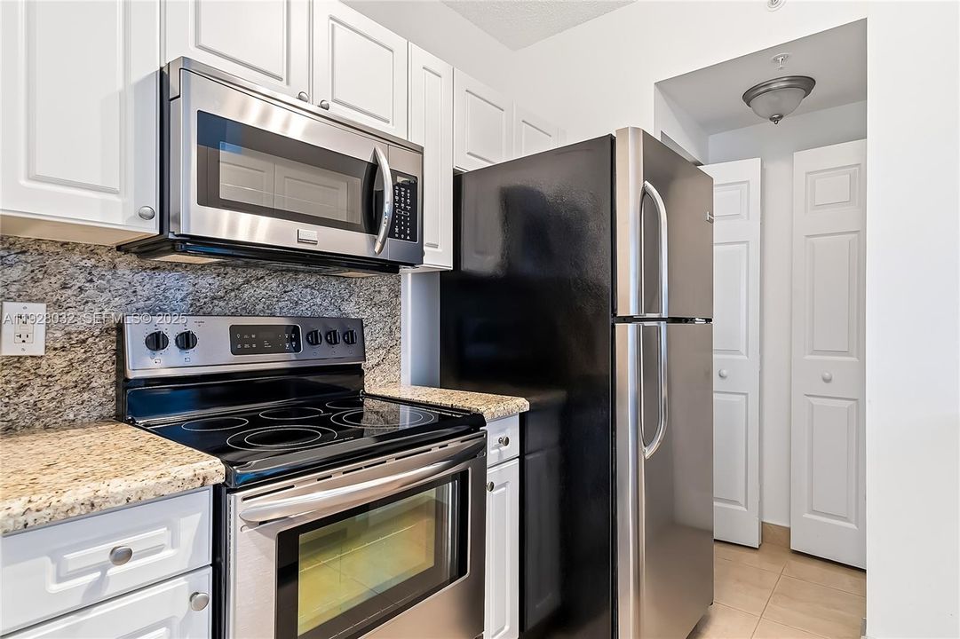 For Rent: $3,000 (2 beds, 1 baths, 907 Square Feet)