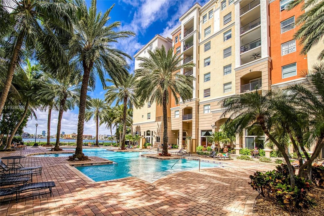 For Rent: $3,000 (2 beds, 1 baths, 907 Square Feet)