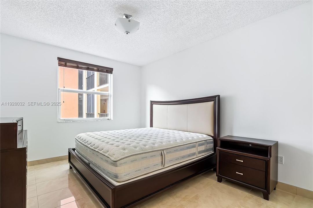For Rent: $3,000 (2 beds, 1 baths, 907 Square Feet)