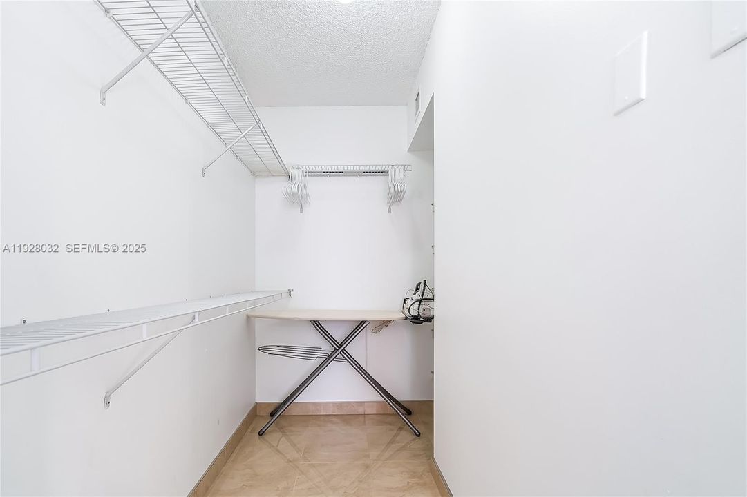 For Rent: $3,000 (2 beds, 1 baths, 907 Square Feet)
