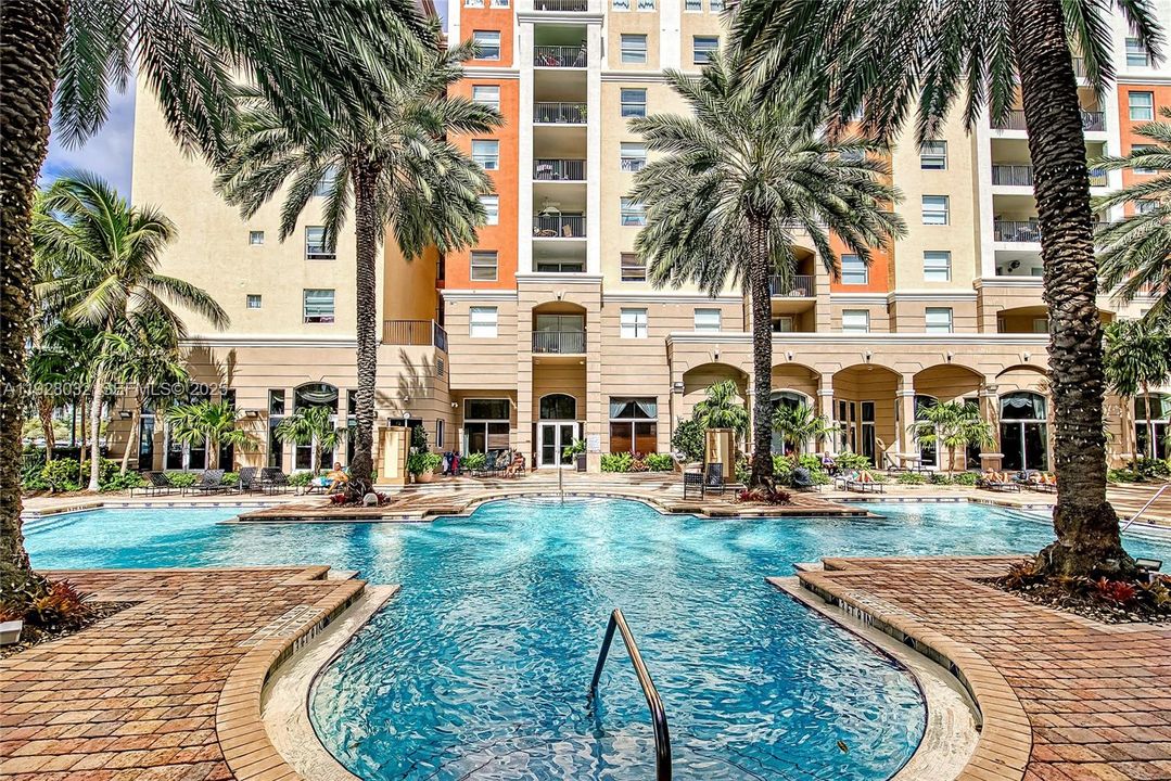 For Rent: $3,000 (2 beds, 1 baths, 907 Square Feet)