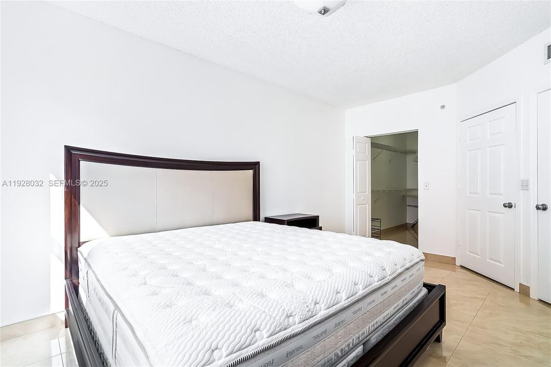 For Rent: $3,000 (2 beds, 1 baths, 907 Square Feet)