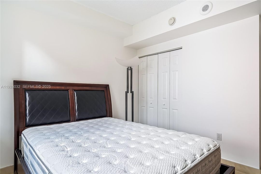 For Rent: $3,000 (2 beds, 1 baths, 907 Square Feet)