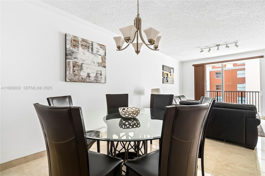 For Rent: $3,000 (2 beds, 1 baths, 907 Square Feet)