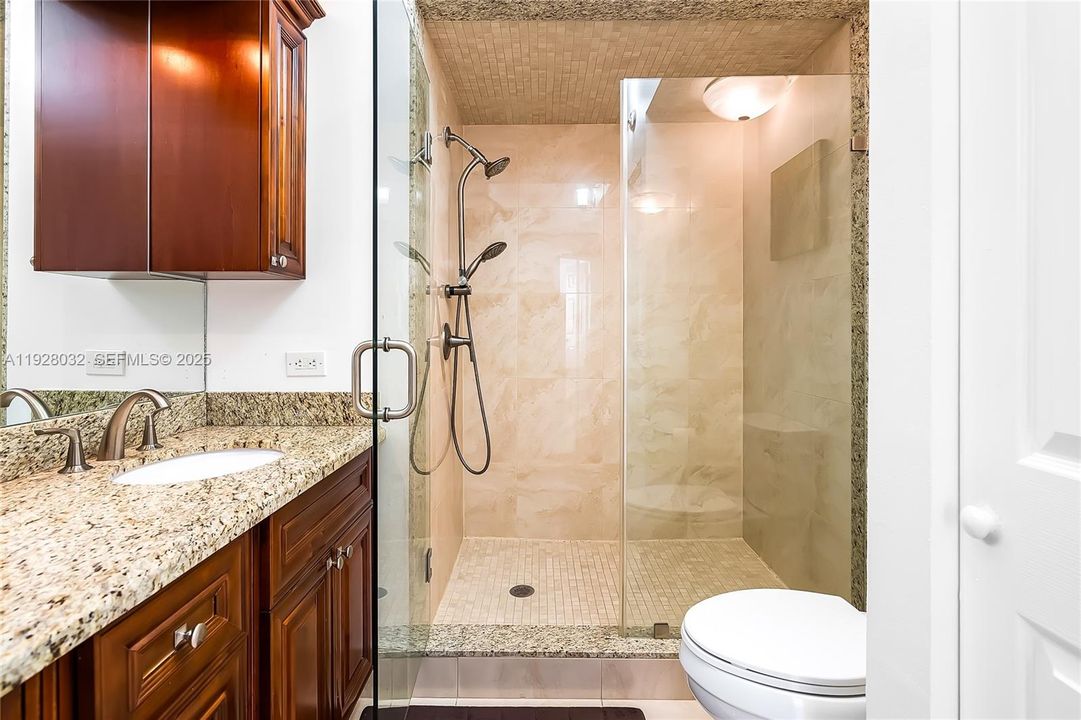 For Rent: $3,000 (2 beds, 1 baths, 907 Square Feet)