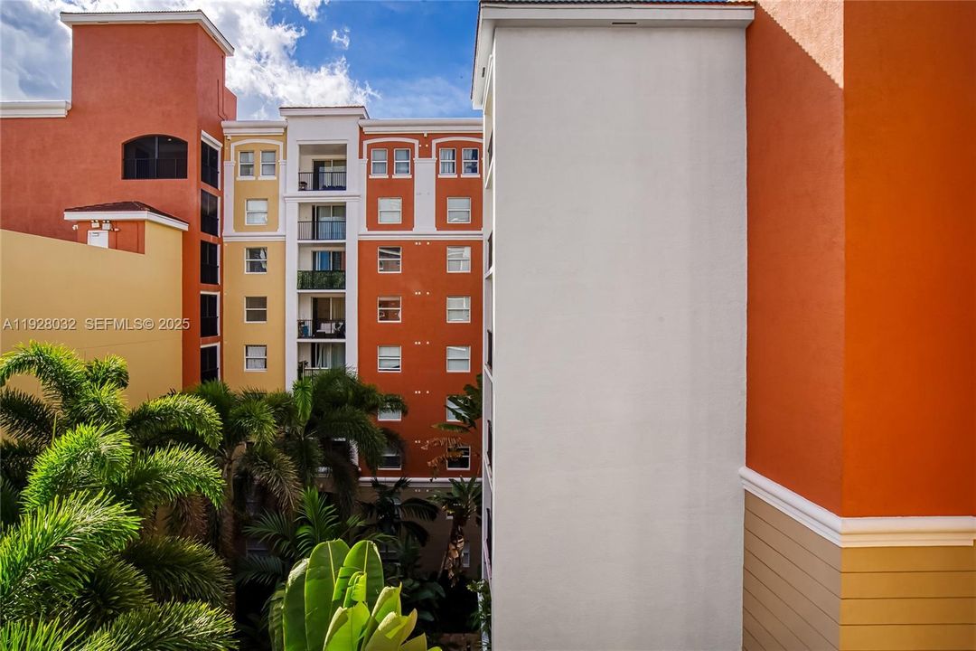 For Rent: $3,000 (2 beds, 1 baths, 907 Square Feet)