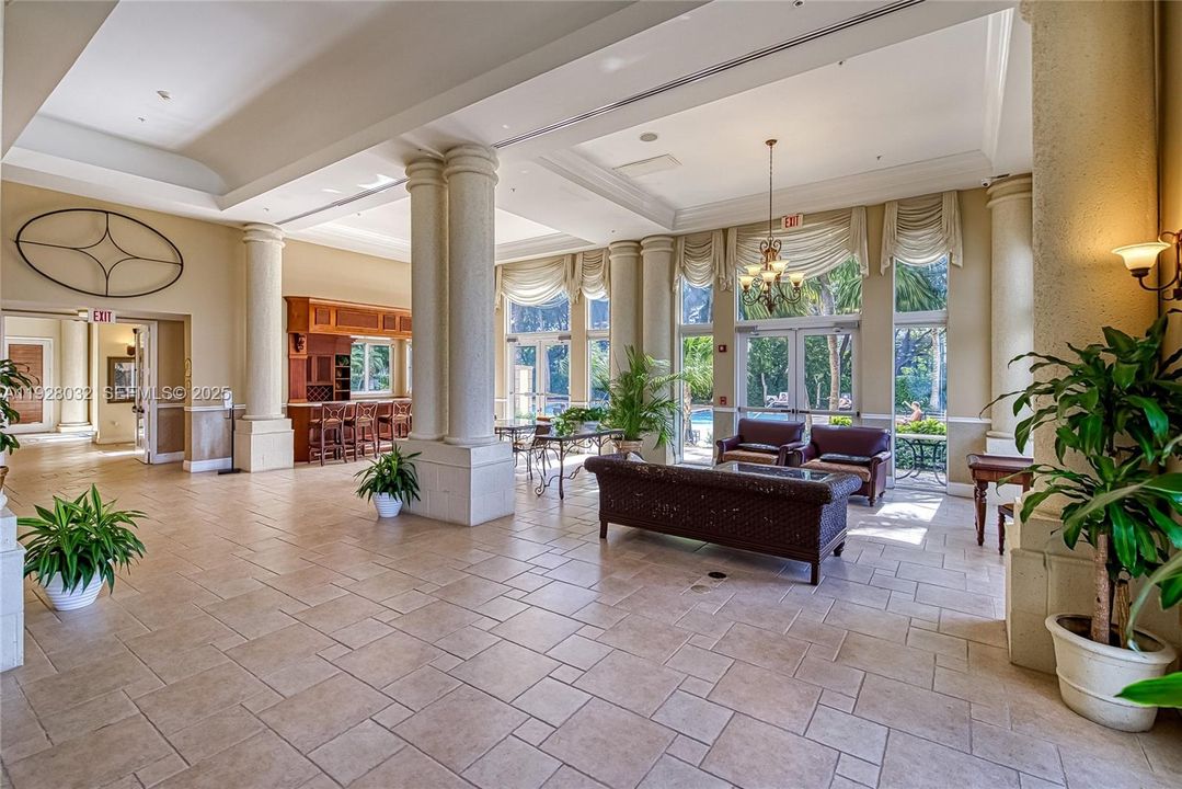 For Rent: $3,000 (2 beds, 1 baths, 907 Square Feet)