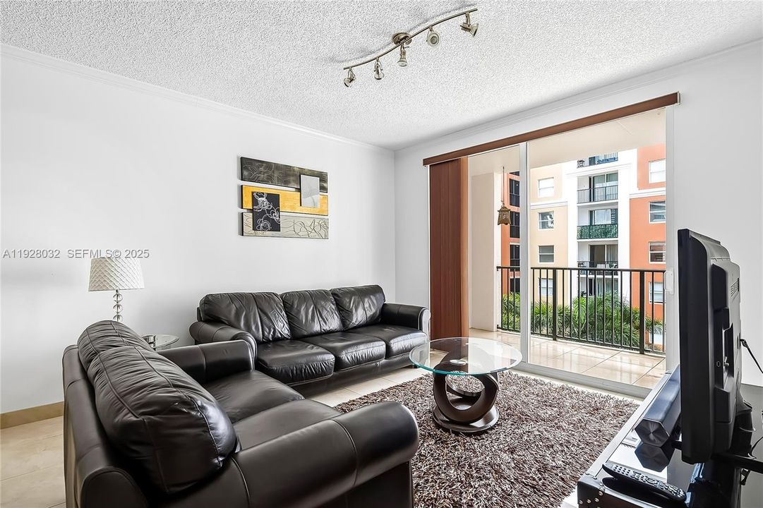 For Rent: $3,000 (2 beds, 1 baths, 907 Square Feet)