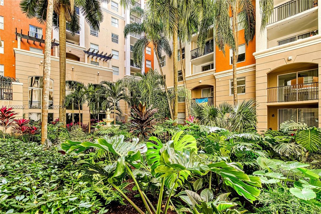 For Rent: $3,000 (2 beds, 1 baths, 907 Square Feet)