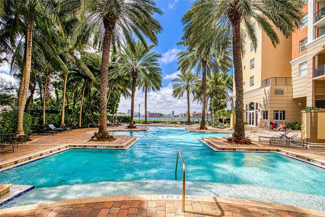 For Rent: $3,000 (2 beds, 1 baths, 907 Square Feet)