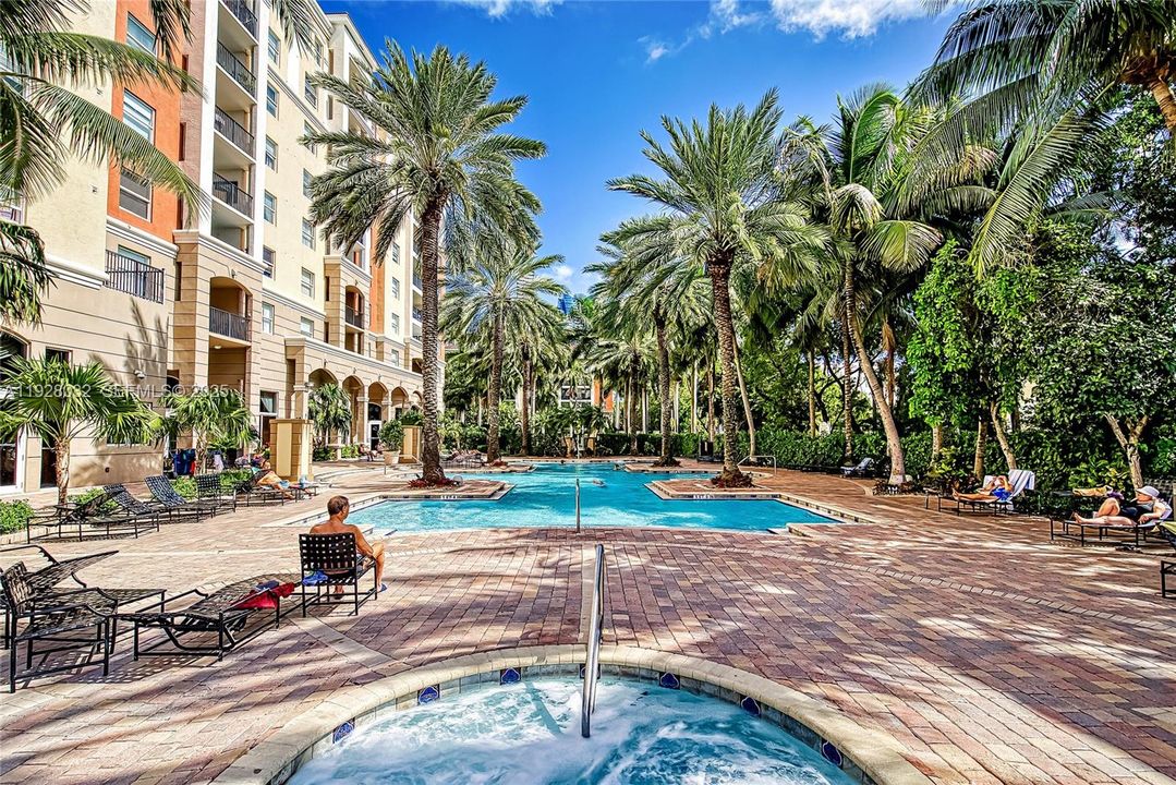 For Rent: $3,000 (2 beds, 1 baths, 907 Square Feet)