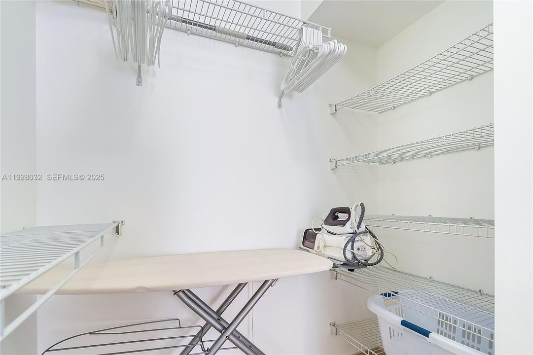 For Rent: $3,000 (2 beds, 1 baths, 907 Square Feet)