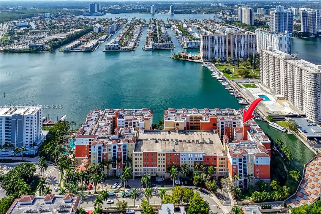 For Rent: $3,000 (2 beds, 1 baths, 907 Square Feet)