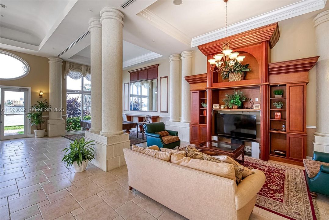 For Rent: $3,000 (2 beds, 1 baths, 907 Square Feet)