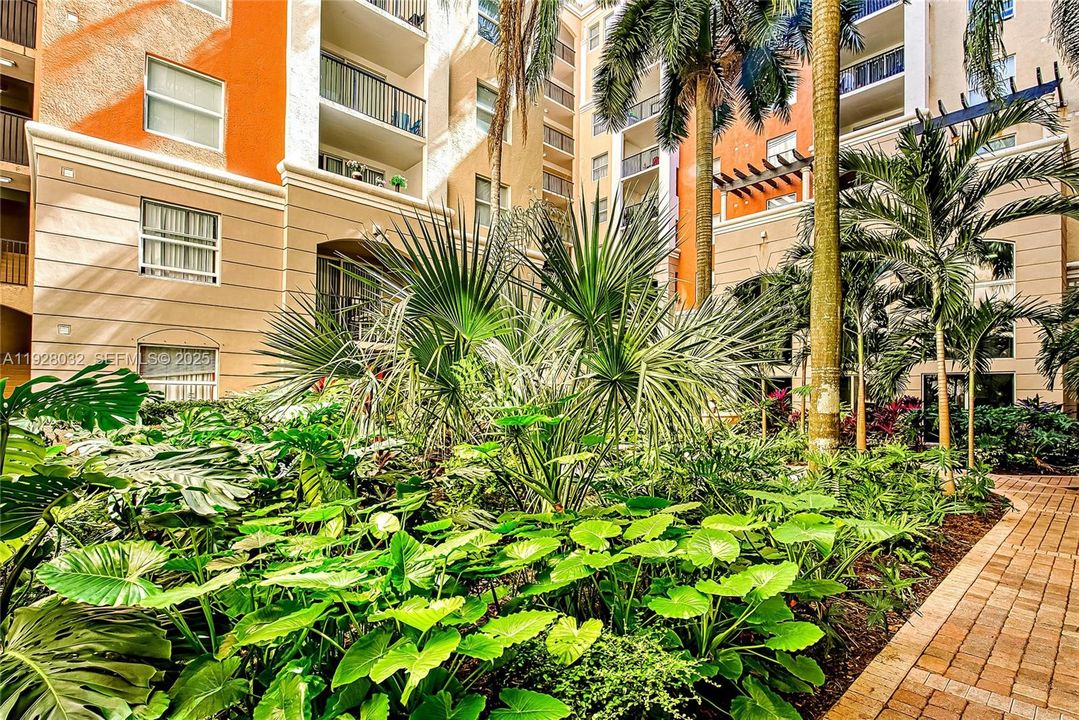 For Rent: $3,000 (2 beds, 1 baths, 907 Square Feet)