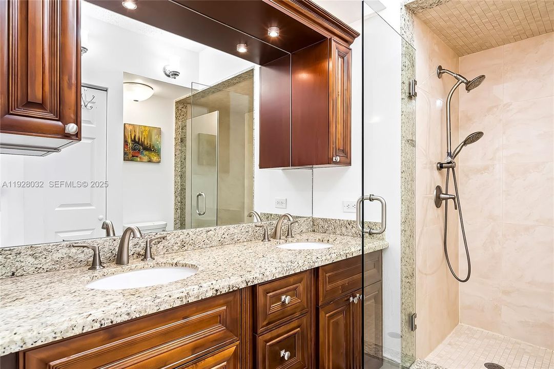 For Rent: $3,000 (2 beds, 1 baths, 907 Square Feet)