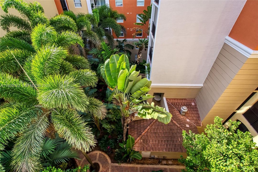 For Rent: $3,000 (2 beds, 1 baths, 907 Square Feet)