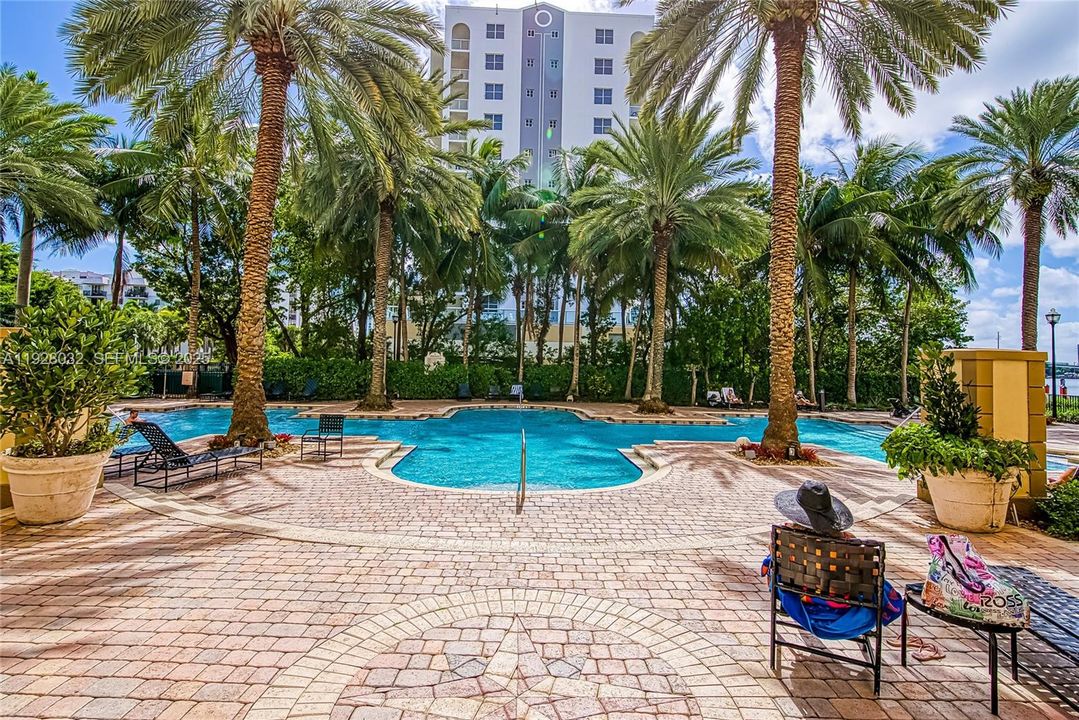 For Rent: $3,000 (2 beds, 1 baths, 907 Square Feet)