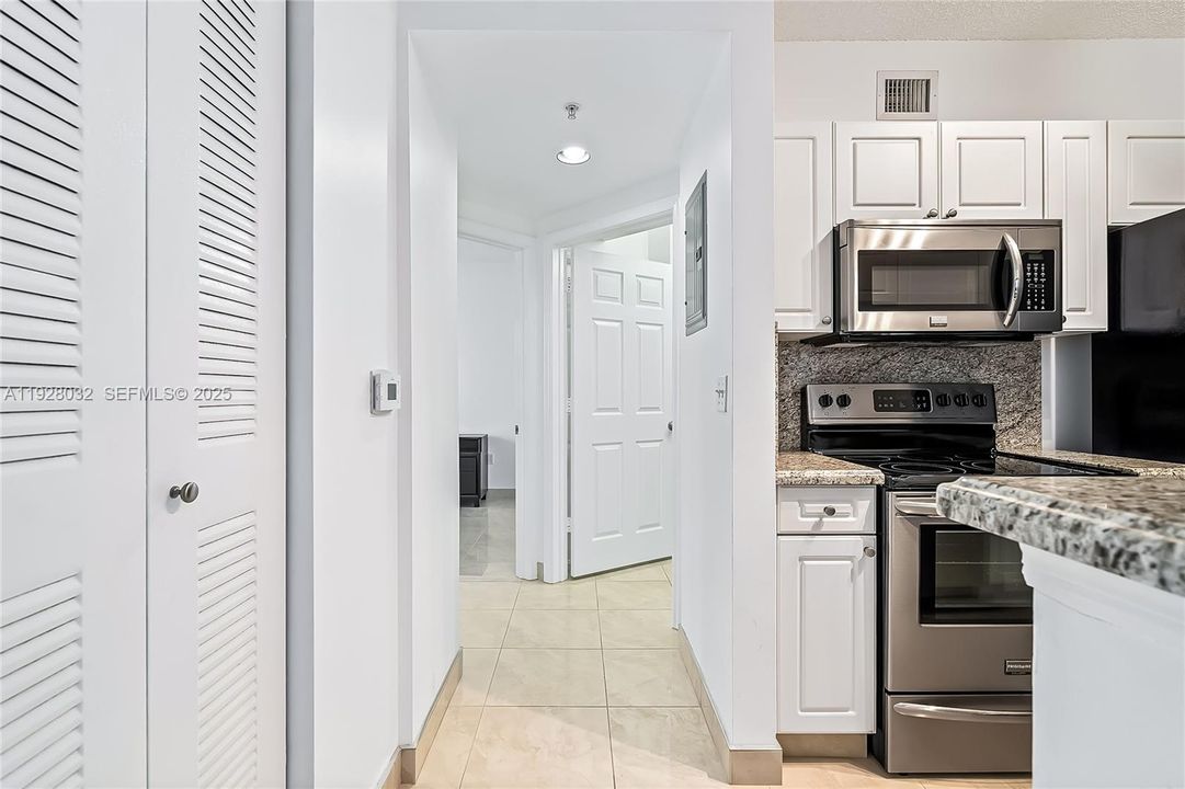 For Rent: $3,000 (2 beds, 1 baths, 907 Square Feet)