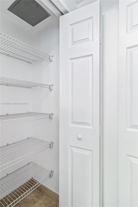 For Rent: $3,000 (2 beds, 1 baths, 907 Square Feet)