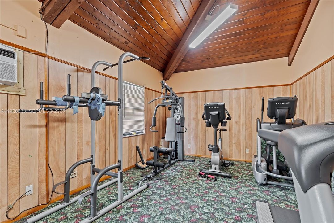 For Sale: $143,000 (1 beds, 1 baths, 738 Square Feet)